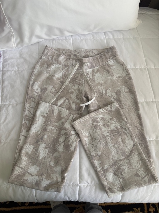 Hollister Pants - Hollister Beige &‎ Cream Camouflage Print Joggers S  slight flare 29” inseam